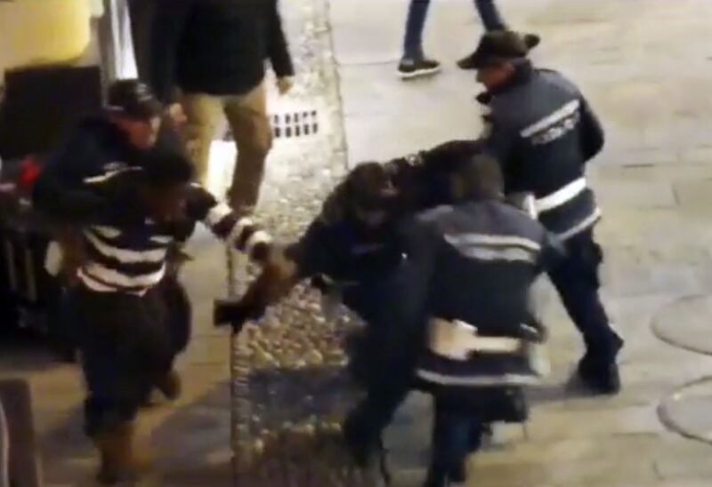 Africano reagisce al controllo: 4 agenti non riescono a fermarlo 3