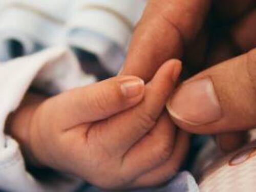 Bimba muore poco dopo l'adozione: massacrata di botte dalla madre