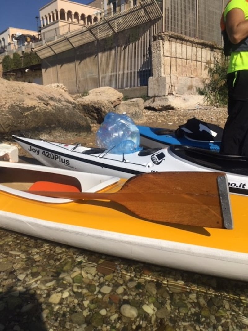 Taranto, canoisti all’opera ripuliscono il mare dalla plastica 6