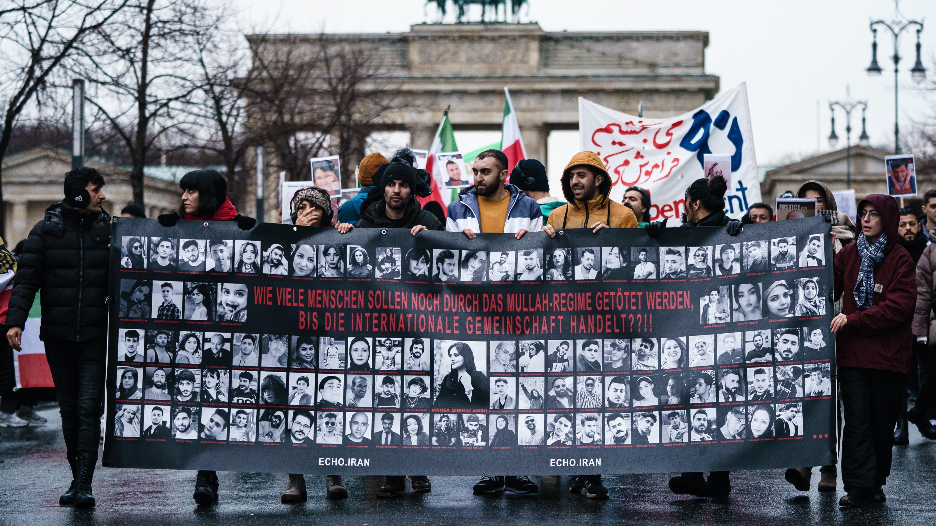 Iran, protesta negli atenei e in 80 città del mondo. Morto "suicida" un reporter appena scarcerato