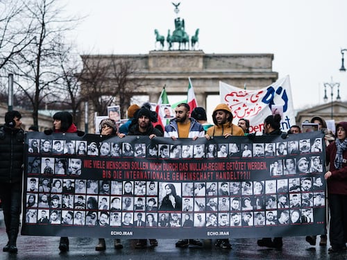 Iran, protesta negli atenei e in 80 città del mondo. Morto "suicida" un reporter appena scarcerato
