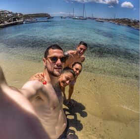 Mattia Destro e Ludovica Caramis: esplode la passione a Mykonos 19