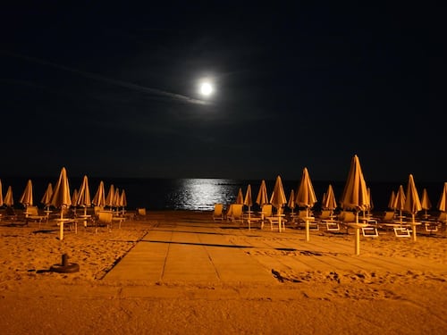 Riccione, tre ragazzi feriti a coltellate in spiaggia