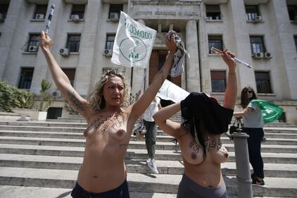 Giornata contro il tabacco: protesta hot davanti al ministero dell Salute 8