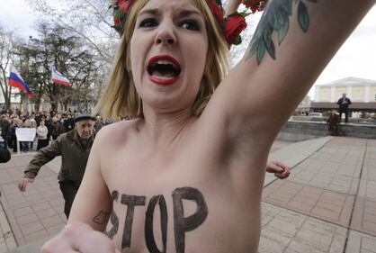 Simferopoli, le Femen protestano contro Putin 13