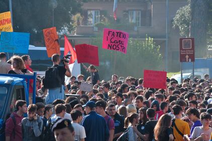 Manifestazione studentesca contro il governo a Roma 1