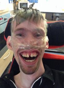 "Sellotape Selfie", quando i selfie si fanno "scocciati" 4
