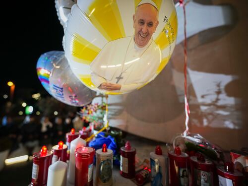 Palloncini, sciarpe e rosari. Tra il popolo di Francesco: "Per noi è come un padre"