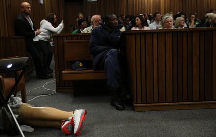 Pistorius sfila in aula senza protesi 8