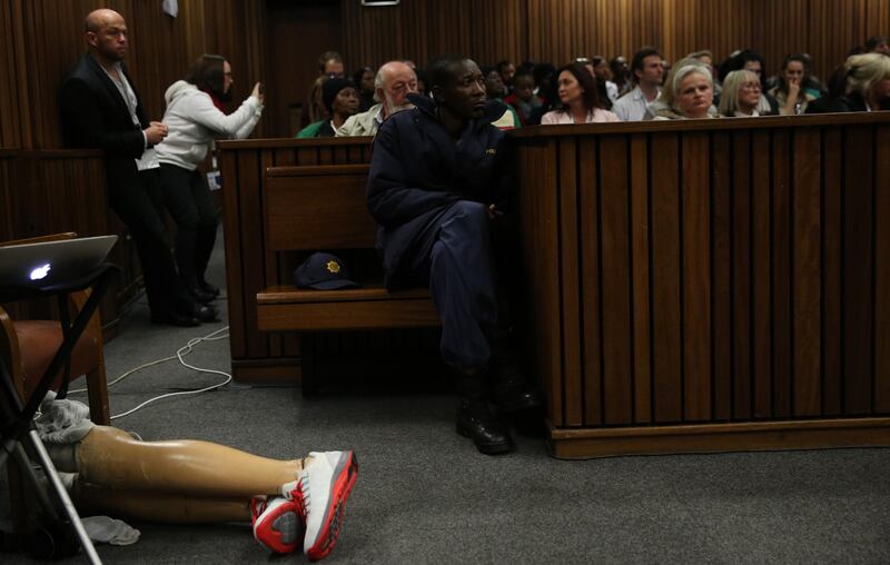 Pistorius sfila in aula senza protesi 8