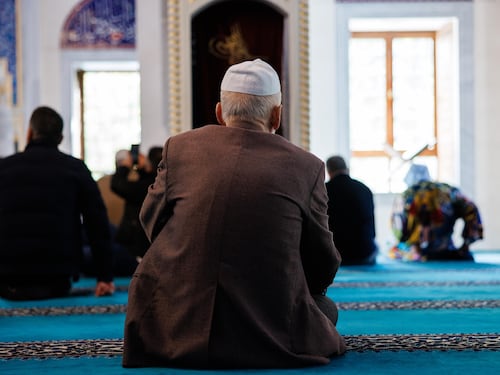 L’ultimo delirio islamista nel giorno del 7 ottobre: nasce il tribunale coranico in Italia