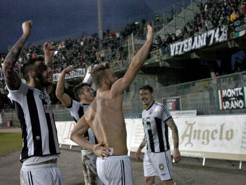 Ascoli, esulta dopo il gol con un saluto romano