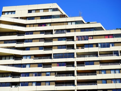 Delibere condominiali: quando l’inquilino può impugnarle e quali sono i limiti