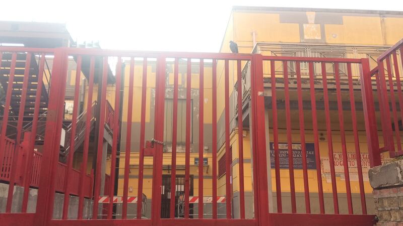 A scuola cede rampa della scala antincendio e maestra rimane ferita: le immagini della struttura 1