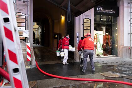 Palazzo in fiamme nel centro storico di Milano 2