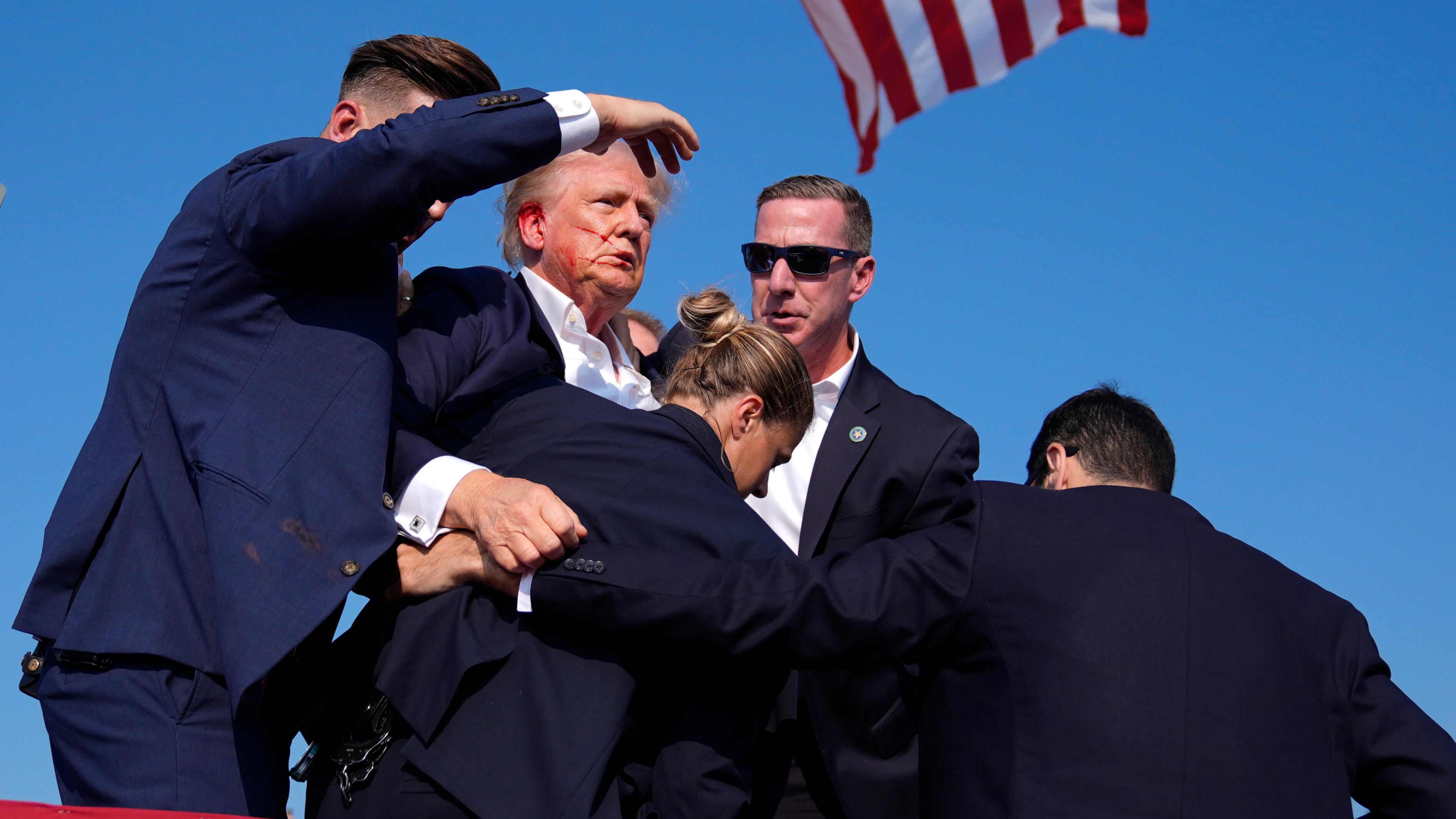 Trump "icona" dell'eroe americano. Il sangue sul voto? Un salto nel buio