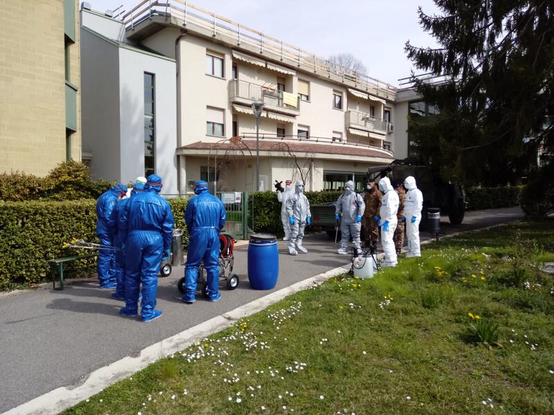 I russi dissinfettano la casa di riposo 1