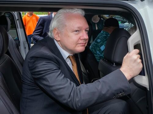Julian Assange torna in Australia da uomo libero
