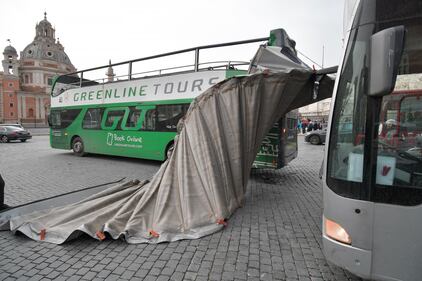 Maltempo a Roma, autobus turistico scoperchiato dal vento 5