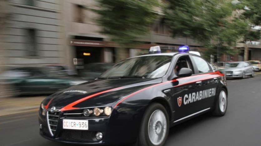 Paura in strada: militari inseguono due migranti, tunisino tenta di accoltellarli