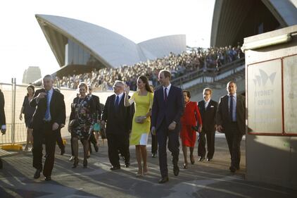 La famiglia reale arriva in Australia: per Kate il vestito è giallo canarino 14