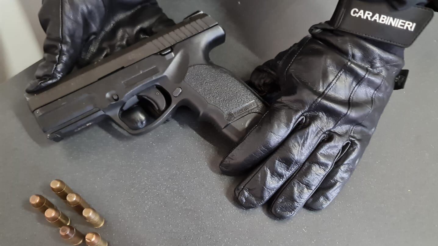 Rapina sala slot col figlio 14enne e gli affida la pistola: entrambi arrestati