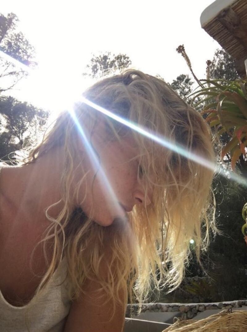 Emma Marrone, curve hot in barca 10