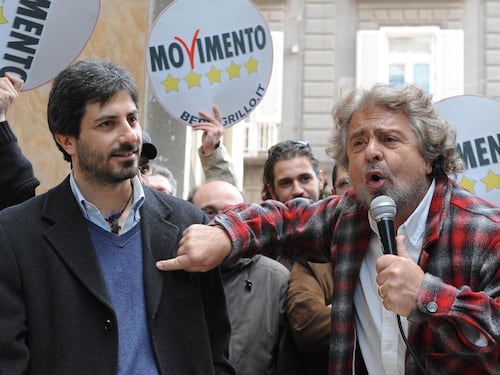 Beppe Grillo tira papa Francesco per la talare: siamo francescani anche noi