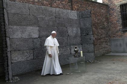 Il Papa in visita ad Auschwitz 11
