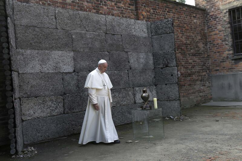 Il Papa in visita ad Auschwitz 11
