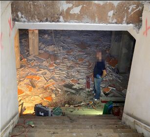 I lavori di ristrutturazione de Le Costellation. Scala per l'uscita ridotta al minimo 2