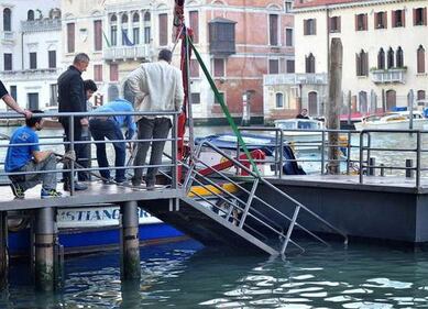 Venezia, cede il ponte: 12 vip in acqua 1