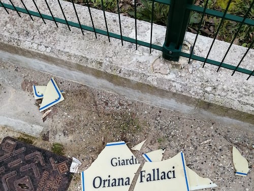 Lo sfregio a Oriana Fallaci: distrutta la targa nel parco a lei intitolato
