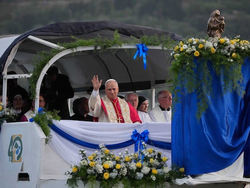 Leone in barca per la processione per la Madonna del lago a Castel Gandolfo. È la prima volta per un pontefice
