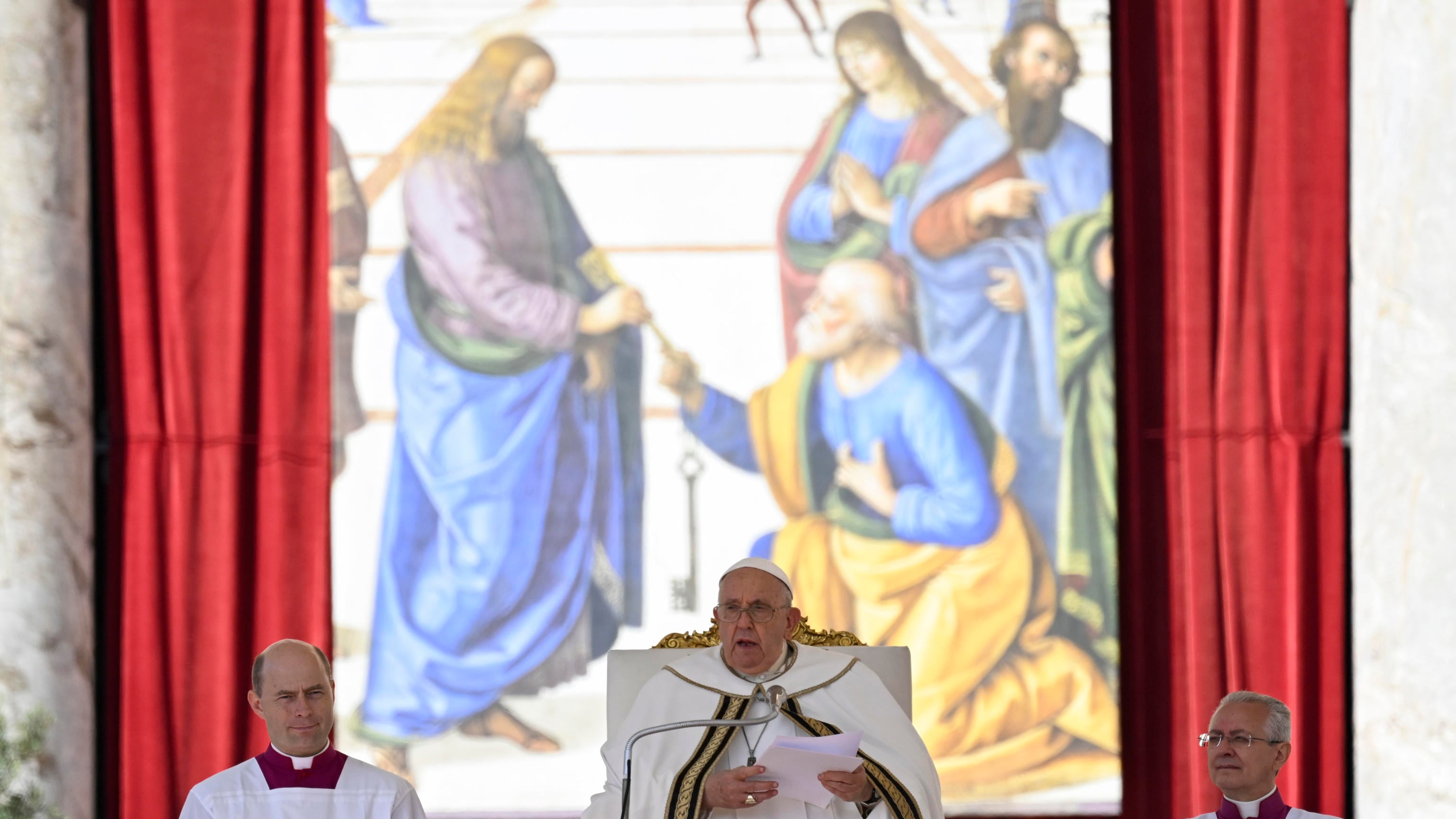 Coppie gay e donne prete: i nuovi "dubia" che scuotono il pontificato di Francesco