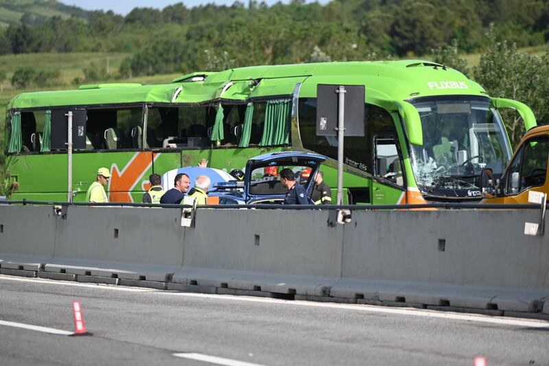 Un autobus della Flixbus finisce in una scarpata lungo la A16: le immagini 6