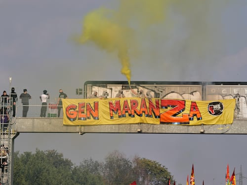 La “Gen maranza” blocca le strade. La Salis (scortata) insulta il Giornale