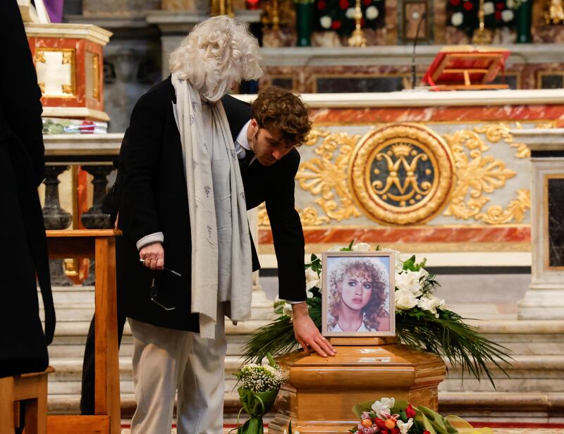 Applausi, lacrime e messagi d'affetto: i funerali di Eleonora Giorgi a Roma 1