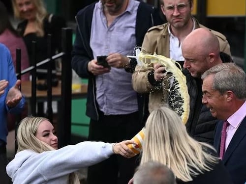 Farage contestato, donna gli getta milkshake sulla faccia