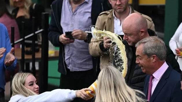 Farage contestato, donna gli getta milkshake sulla faccia