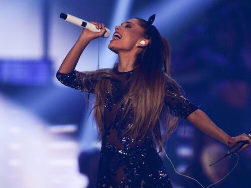 Ariana Grande pigliatutto. Crolla il mito di Lady Gaga