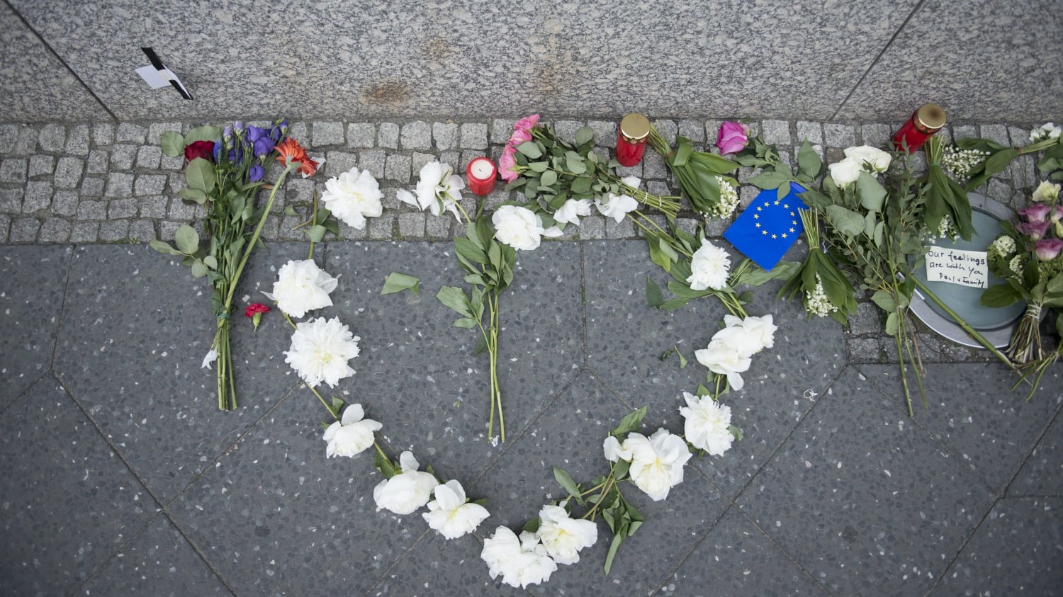 Manchester, Ariana Grande sotto choc: così i fan la aiutano