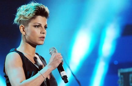 Emma Marrone sexy in camera da letto 30