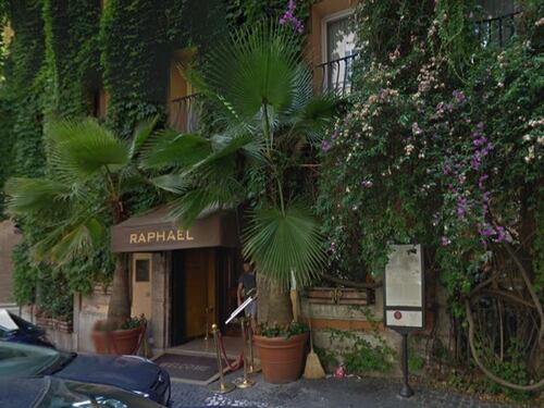 Effetti del Coronavirus: anche il celebre Hotel Raphaël resta chiuso