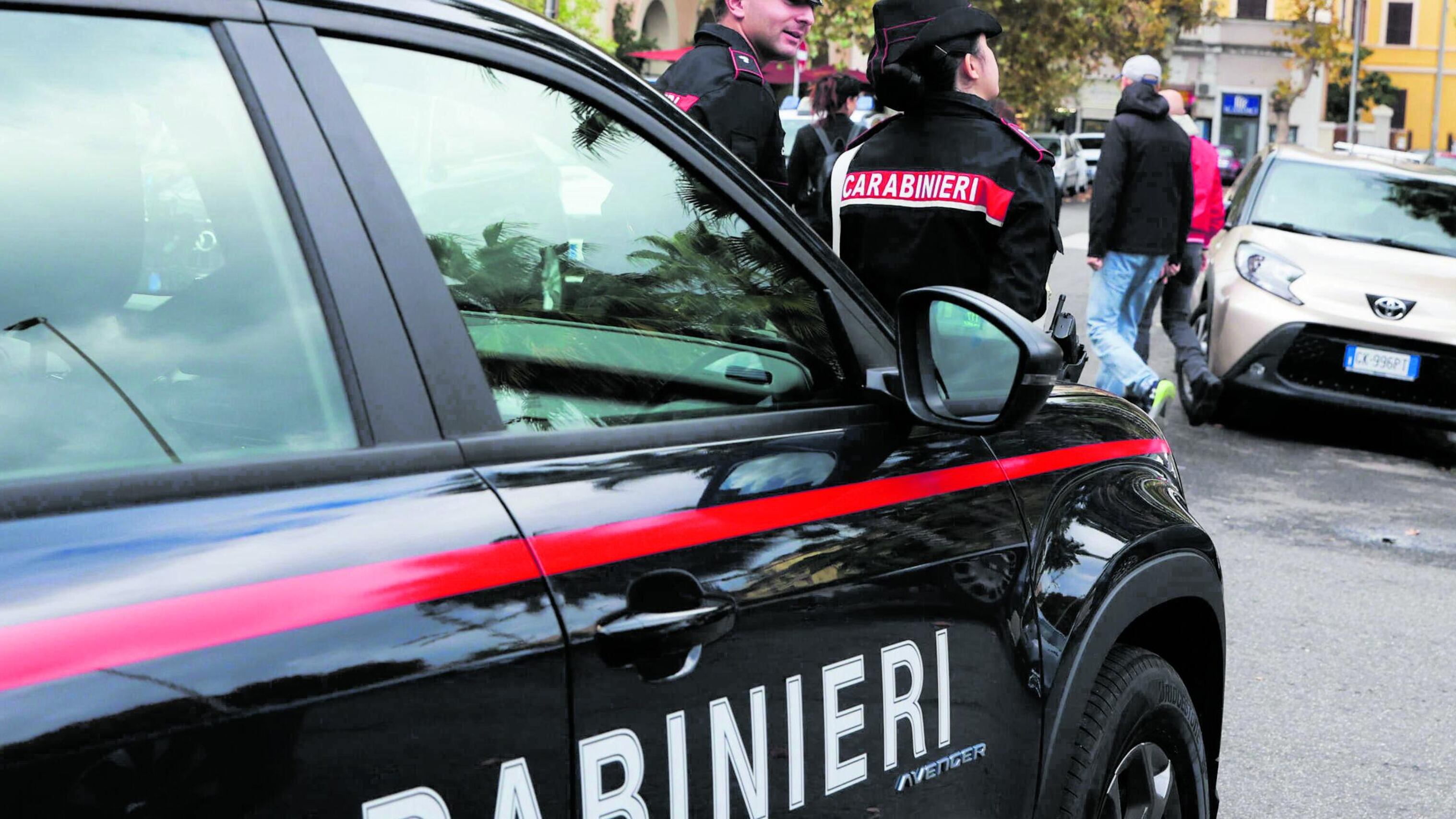 Coppia arrestata per abusi sui figli: la denuncia partita dalla figlia con una chiamata al Telefono Azzurro