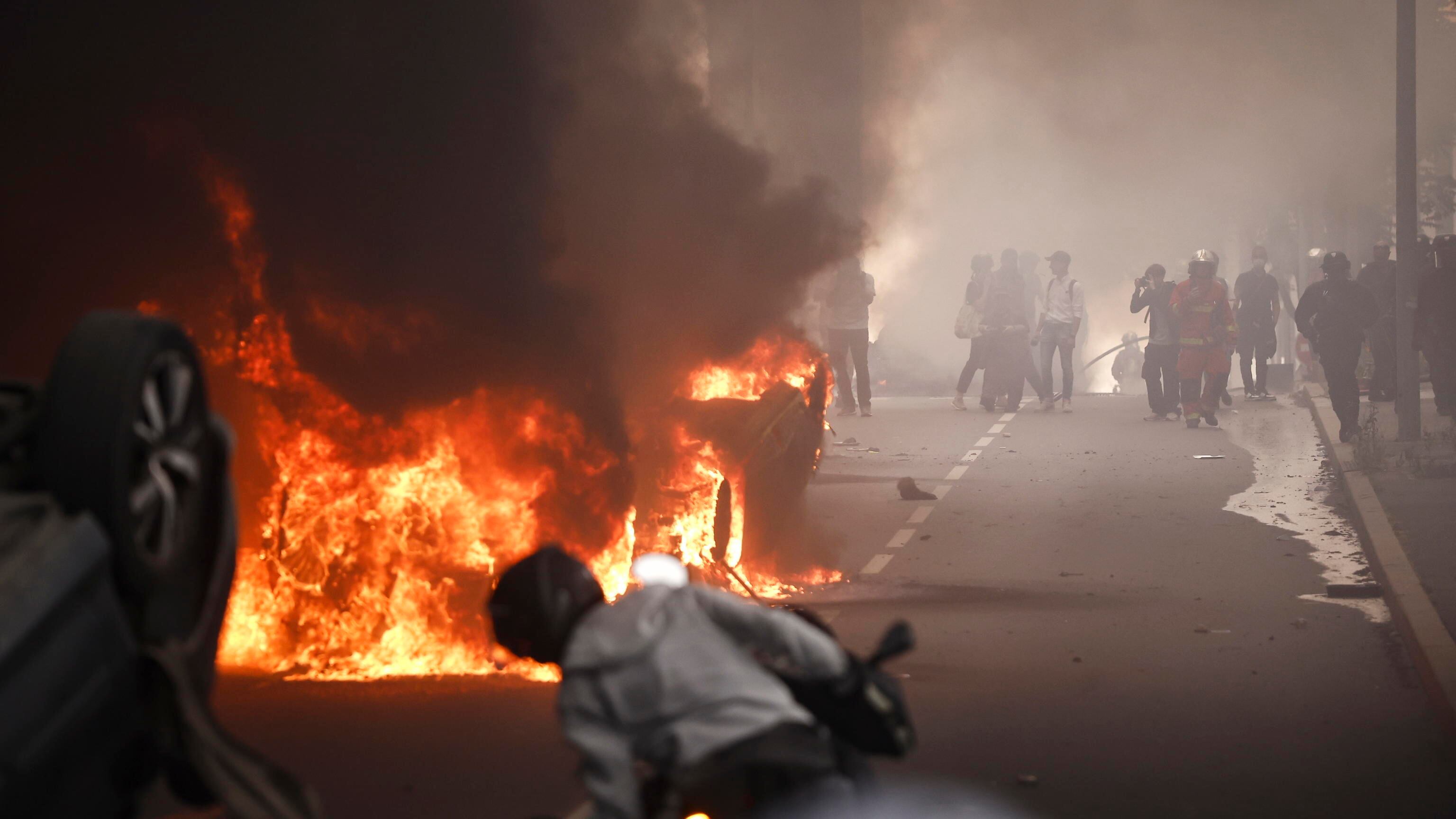 Così va in fiamme la "grandeur" multiculturale
