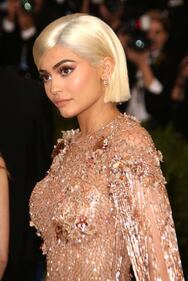 Kylie Jenner sexy alla finestra 22
