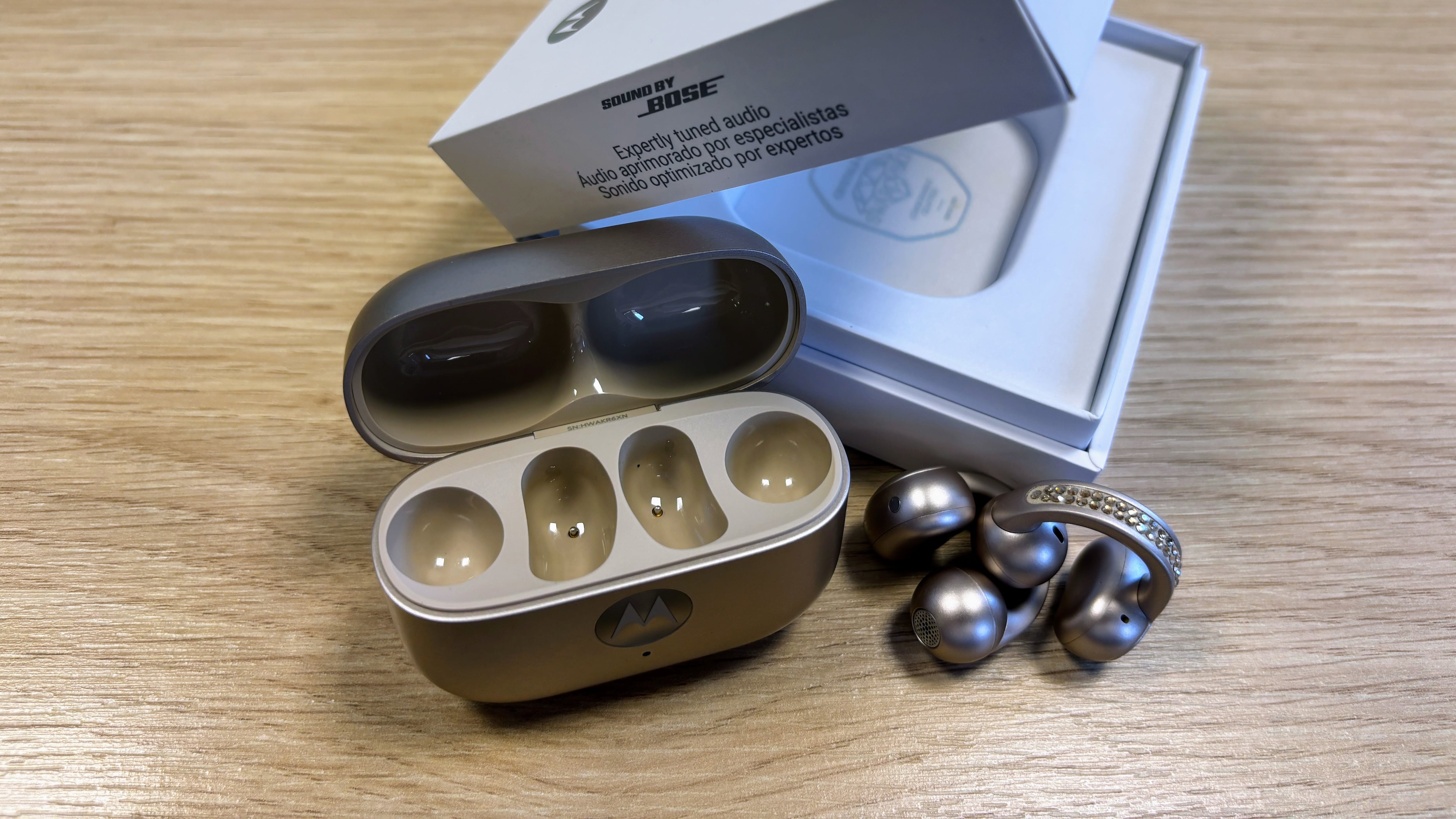 Moto Buds Loop by Swarovski, la nostra recensione