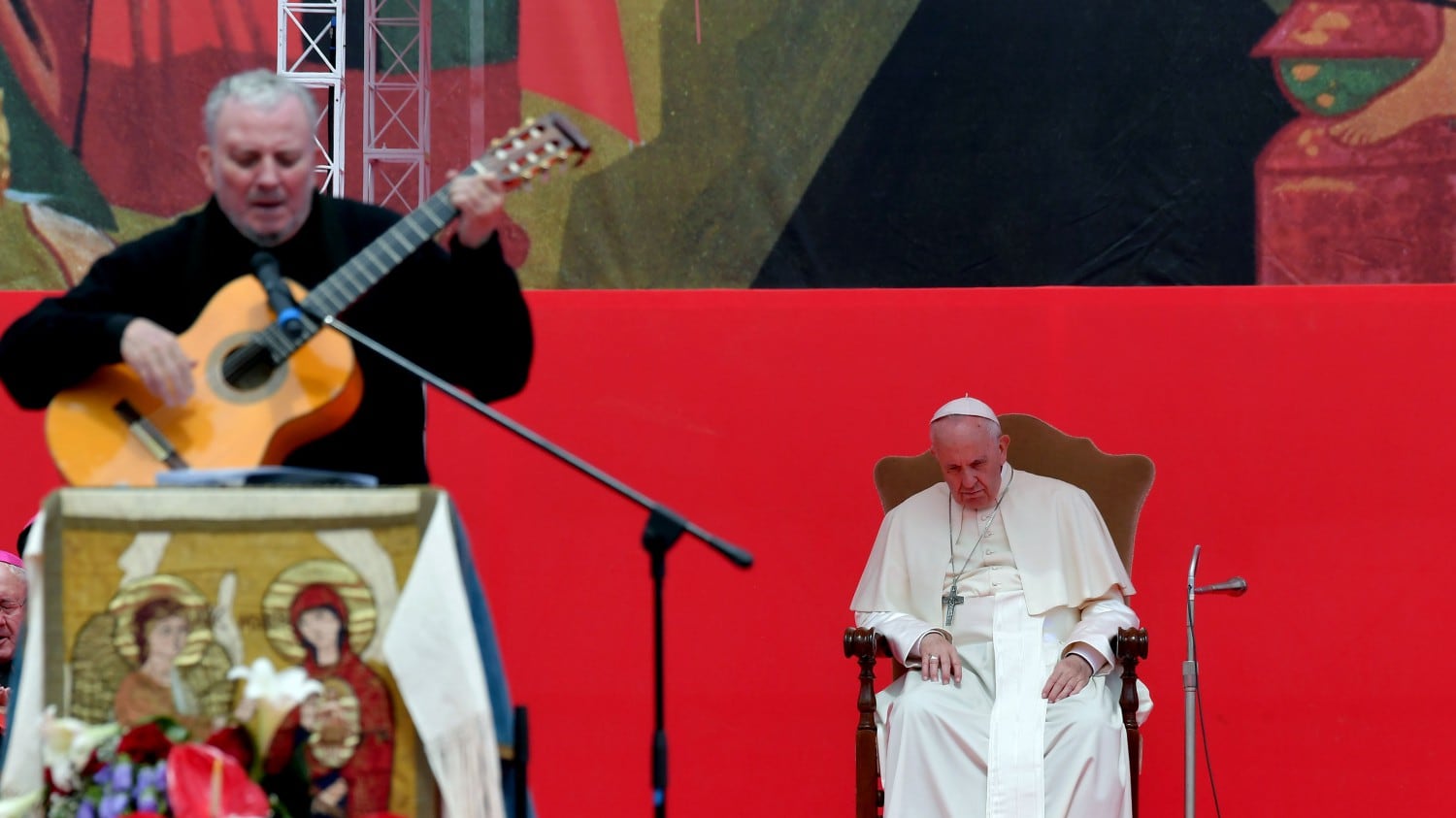 Bergoglio: "Solo Chiesa svincolata da potere e denaro è credibile"
