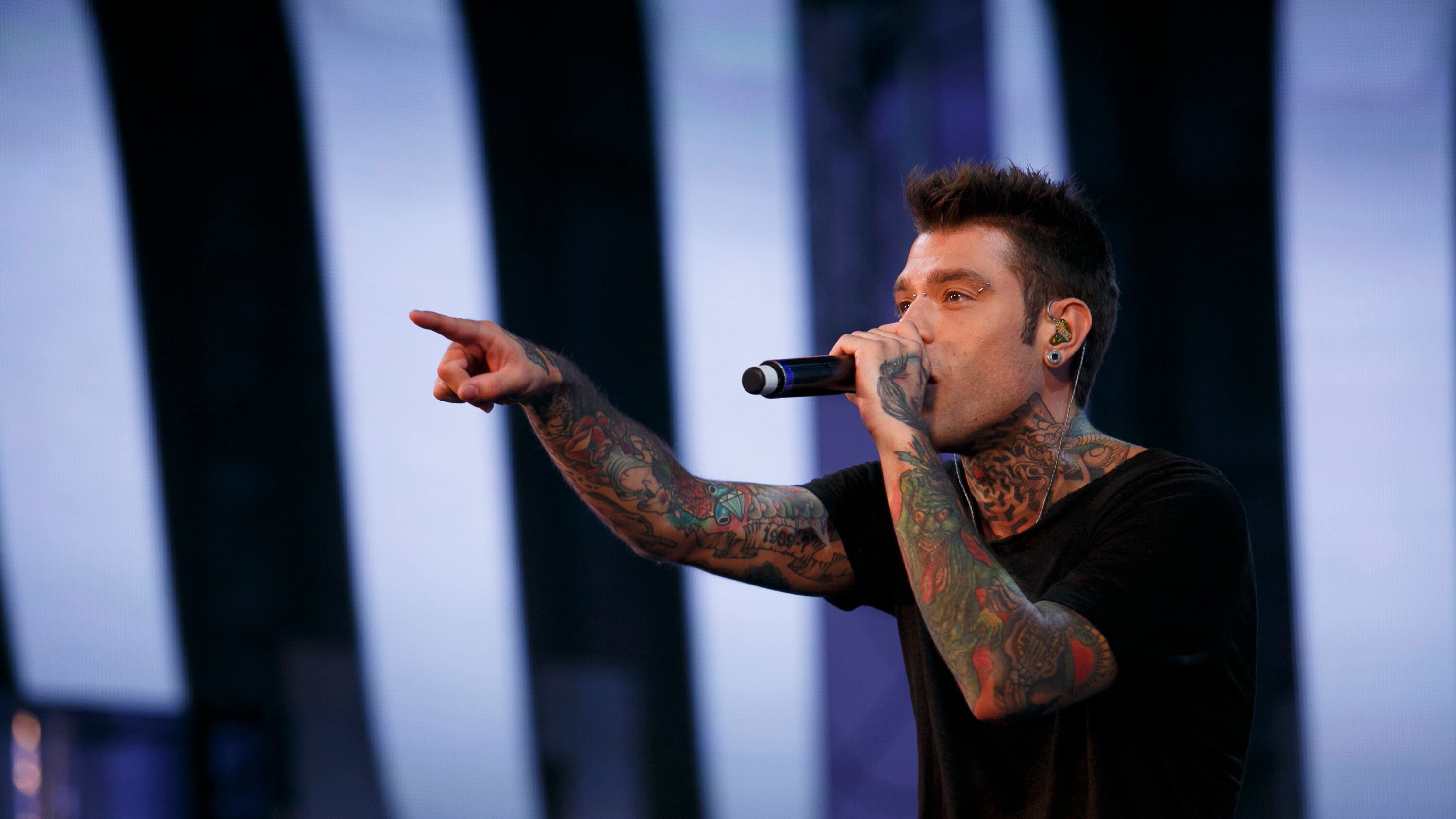 Polizia, Meloni, Renzi e Lega: Fedez ce l'ha con tutti. Ma nessuno lo calcola